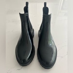 Cougar shiny black ankle boots